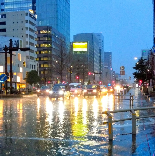 梅雨に車が通行する風景