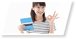 笑顔で通帳を持つ人